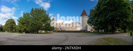 Mur de la ville sur la place des Tours avec les tours Kuldjala déchiré (pied d'or) et Nunnadetagune, Chevaler Stadtbefestigung (Tallinna linnamueuer) Banque D'Images