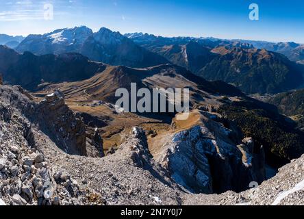 Vue de Sass Pordoi, 2925 m, sur Marmolata, Marmolada, 3343 m, Sella Group, Dolomites, Italie Banque D'Images