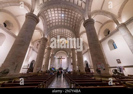 Intérieur de la cathédrale de Mérida la nuit, Merida, Yucatan, Mexique Banque D'Images