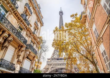 La tour Eiffel vue de la rue de l'Université, Rive Gauch, Paris, France Banque D'Images