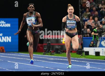 10 février 2023, Berlin: ISTAF intérieur, athlétisme/intérieur: Réunion, décision dans la Mercedes-Benz Arena, femmes: 60 m, Daryll Neita (Grande-Bretagne) et Gina Lückenkemper (Allemagne). Photo: Soeren Stache/dpa Banque D'Images