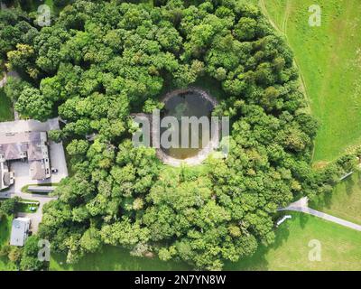 Une vue aérienne du cratère Kaali sur l'île estonienne de Saarema Banque D'Images