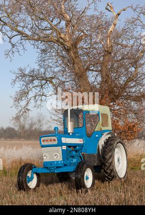 Tracteur Ford 4000 Pre-Force 1966 Vintage dans un paysage gelé Banque D'Images