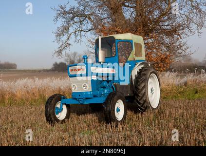 Tracteur Ford 4000 Pre-Force 1966 Vintage dans un paysage gelé Banque D'Images