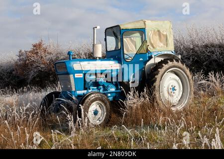 Tracteur Ford 4000 Pre-Force 1966 Vintage dans un paysage gelé Banque D'Images