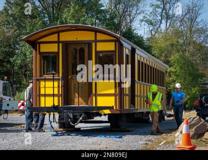 Elizabethtown, Pennsylvanie, 7 octobre 2020 - installation d'un nouvel autocar d'antiquité de passagers jaunes sur une piste de chemin de fer le jour de l'automne Banque D'Images