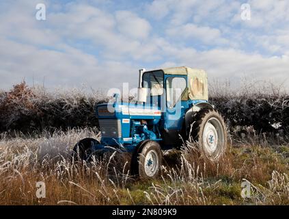 Tracteur Ford 4000 Pre-Force 1966 Vintage dans un paysage gelé Banque D'Images