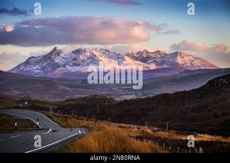 Île de Skye, Écosse - vue au coucher du soleil sur les montagnes de Glamanig avec route et nuages sur les Highlands écossais Banque D'Images