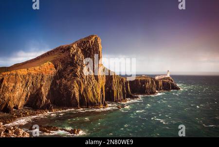Île de Skye, Écosse - le célèbre phare de Neist point et l'océan Atlantique à quelques minutes avant un strom lourd au-dessus des Highlands écossais Banque D'Images