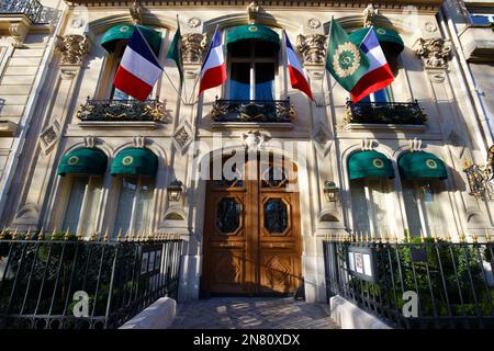 Paris, France - 15 janvier 2023 : le Clarence est un restaurant gastronomique de luxe français situé dans une boîte de bijoux d'un magnifique Parisi du 18th siècle Banque D'Images