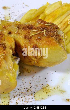 Cuisine italienne : poulet rôti aux frites, cuisses de poulet Banque D'Images