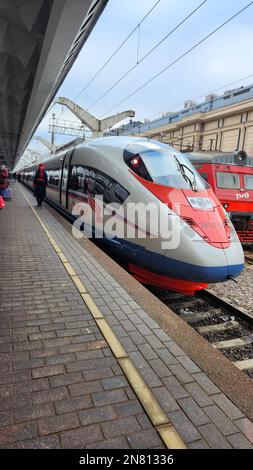 St. Saint-Pétersbourg, Russie - 21 novembre 2022 : gare de Moscou. Les personnes sur la plate-forme vont à bord du train à grande vitesse Sapsan Banque D'Images