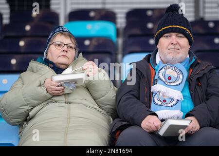 Les fans de Manchester City lors du match de la Barclays FA Women's Super League entre Manchester City et Arsenal au Academy Stadium, Manchester, le samedi 11th février 2023. (Photo : Mike Morese | MI News) Credit: MI News & Sport /Alay Live News Banque D'Images