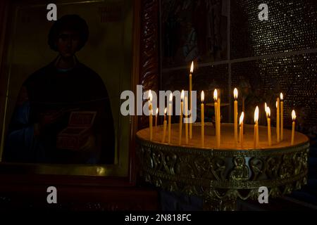 Bougies allumées dans l'église. Bougies allumées sur fond sombre. Copier l'espace. Faible profondeur de champ. Banque D'Images