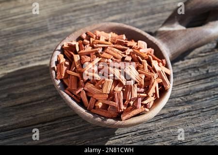 Copeaux de bois de santal rouge sur une cuillère en bois Banque D'Images