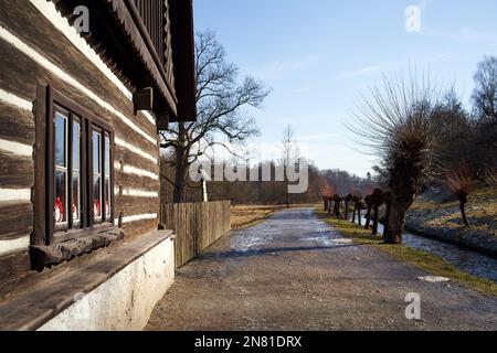 Chalet rural construit de rondins dans une vallée Banque D'Images