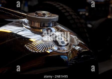 Emblème Bentley Wings sur un Mulliner Weymann Saloon 1929 Bentley de 4½ litres ‘W 3416’ Banque D'Images
