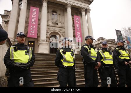 Londres Royaume-Uni, 11/fév/2023 les manifestations et contre-manifestations accueillent l'événement Drag Queen Story Hour à la galerie Tate Britain.des rangées de policiers se trouvent devant la galerie. Crédit : Roland Ravenhill/Alay Banque D'Images