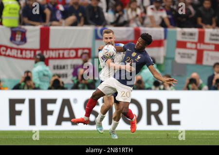 Luke Show of England (L) et Kingsley Coman of France (R) en action lors du match de la coupe du monde de la FIFA, Qatar, 2022 quarts de finale entre l'Angleterre et la France au stade Al Bayt. Score final: Angleterre 1:2 France. Banque D'Images