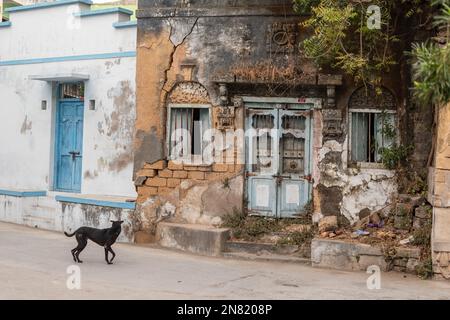 DIU, Inde - décembre 2018 : une ancienne porte en bois ruinée et démodée d'une maison de l'époque portugaise cassée dans la ville de DIU. Banque D'Images