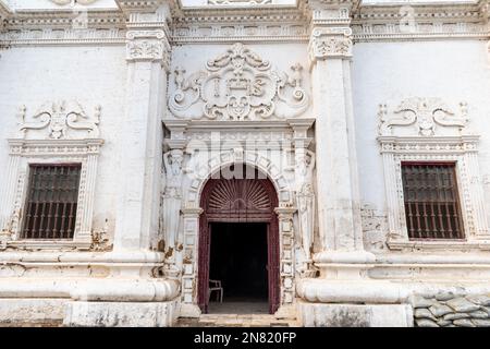 DIU, Inde - décembre 2018 : la façade extérieure des murs blancs de l'entrée de l'ancienne ère portugaise St. L'église de Paul dans DIU. Banque D'Images