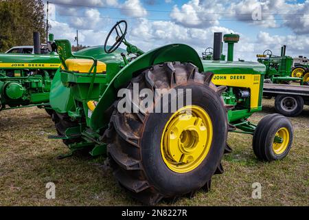 Fort Meade, FL - 22 février 2022: Vue d'angle arrière à haute perspective d'un tracteur spécial riz 830 John Deere 1959 lors d'un salon de tracteur local. Banque D'Images