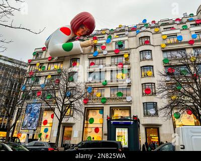 Paris, France, extérieur, façades de magasins, vêtements de luxe Louis Vuitton, LVMH, sculpture moderne sur bâtiment, AVE. Champs-Elysées, magasin de mode tendance affichage France, yayoi kusama paris, exposition, mode mode concept, installation Banque D'Images