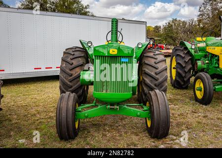 Fort Meade, FL - 22 février 2022: Vue avant à haute perspective d'un tracteur spécial pour riz John Deere 830 1959 lors d'un salon de tracteur local. Banque D'Images