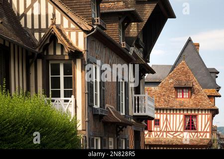 Façades médiévales traditionnelles le long de la route départementale D 675 à Pont-l'Évêque, Normandie, France Banque D'Images