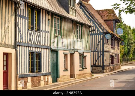 Façades médiévales traditionnelles le long de la route départementale D 675 à Pont-l'Évêque, Normandie, France Banque D'Images