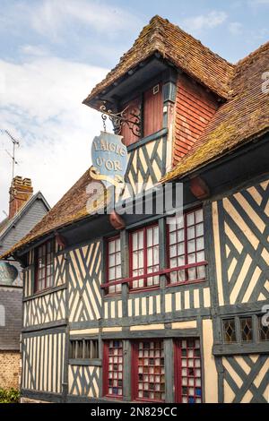 Façades médiévales traditionnelles le long de la route départementale D 675 à Pont-l'Évêque, Normandie, France Banque D'Images