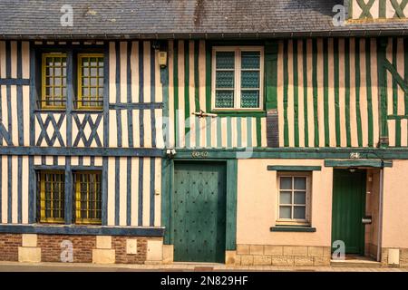 Façades médiévales traditionnelles le long de la route départementale D 675 à Pont-l'Évêque, Normandie, France Banque D'Images