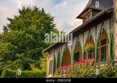 Façades médiévales traditionnelles le long de la route départementale D 675 à Pont-l'Évêque, Normandie, France Banque D'Images