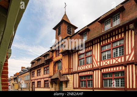 Façades médiévales traditionnelles le long de la route départementale D 675 à Pont-l'Évêque, Normandie, France Banque D'Images