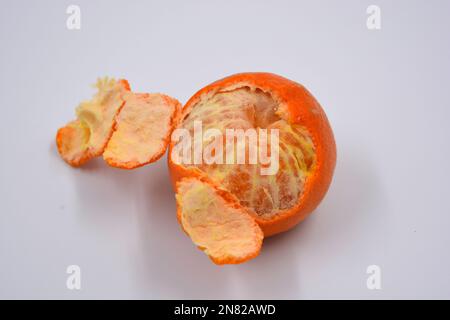 Mandarine d'orange pelée mûre, fruit doux avec peau d'orange situé sur un fond blanc dans différentes positions. Banque D'Images