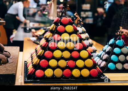 Pyramide de macarons colorés dans la boulangerie à la mode. Banque D'Images