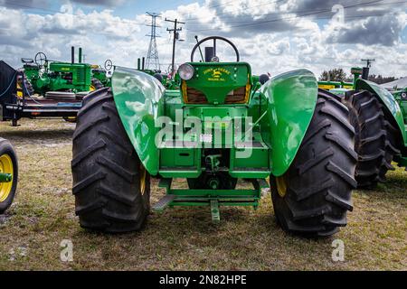 Fort Meade, FL - 22 février 2022: Vue arrière à haute perspective d'un tracteur spécial pour riz John Deere 830 1959 lors d'un salon de tracteur local. Banque D'Images