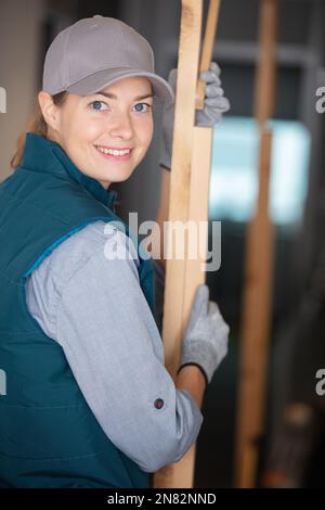 charpentier féminin attrayant dans une boutique de bois Banque D'Images