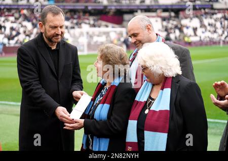 Une cérémonie pour introniser à titre posthume Jack Leslie dans le Hall of Fame du Musée national du football avant le match de la Premier League au stade de Londres. Date de la photo: Samedi 11 février 2023. Banque D'Images