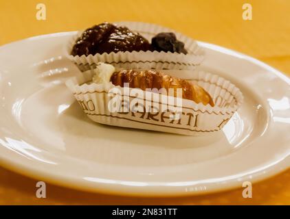 Le café historique Baratti et Milano -Croissant se rapprochent sur fond blanc - Turin, Italie, Europe - Baratti & Milano Banque D'Images