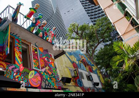 Vue sur la rue avec peintures murales colorées de la rue à Singapour Banque D'Images