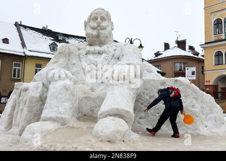 Jilemnice, République tchèque. 11th févr. 2023. Dans la ville de Jilemnice se trouve la sculpture sur neige du géant JAN NEPOMUK FRANTISEK HARRACH. La sculpture a été créée par l'artiste Josef Dufek sur la place principale de Jilemnice à nouveau (125 kilomètres au nord de Prague) en République tchèque.Jan Nepomuk Frantisek comte de Harrach était un noble tchèque de la famille Harrach, homme politique, patron et homme d'affaires. Il était partisan du programme constitutionnel tchèque, il s'est activement impliqué dans le développement de la vie culturelle et politique tchèque, y compris pendant la construction du National Banque D'Images