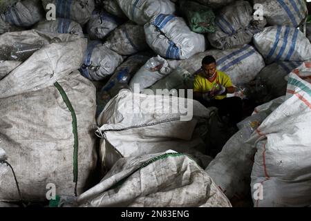 10 février 2023, Bantul, région spéciale de Yogyakarta, Indonésie: Un travailleur trie les déchets sur un site de gestion des déchets à Bantul, région spéciale de Yogyakarta. Le site de gestion des déchets gère indépendamment les déchets organiques en compost et les déchets inorganiques en briques plastiques. (Credit image: © Angga Budhiyanto/ZUMA Press Wire) USAGE ÉDITORIAL SEULEMENT! Non destiné À un usage commercial ! Banque D'Images