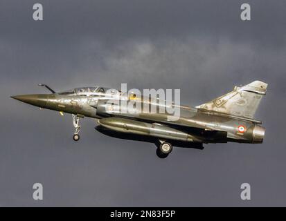 Français Dassault Mirage 2000 approchant RAF Conningsby Banque D'Images