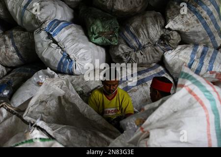 10 février 2023, Bantul, région spéciale de Yogyakarta, Indonésie: Les travailleurs trient les déchets sur un site de gestion des déchets à Bantul, région spéciale de Yogyakarta. Le site de gestion des déchets gère indépendamment les déchets organiques en compost et les déchets inorganiques en briques plastiques. (Credit image: © Angga Budhiyanto/ZUMA Press Wire) USAGE ÉDITORIAL SEULEMENT! Non destiné À un usage commercial ! Banque D'Images