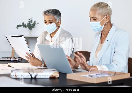 Entreprise, masque et femmes avec travail d'équipe, ordinateur portable et analyse de données avec discussion, bloc-notes ou brainstorming. Employés d'entreprise, femmes ou collègues Banque D'Images