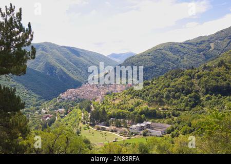 Vue sur la ville de Scanno dans les Abruzzes en Italie. Banque D'Images