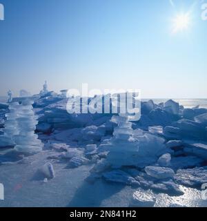 Packeis am Chiemsee-Ufer, von Spaziergängern aufgestapelte EIS-Türmchen * soleil au-dessus de morceaux de glace sur la rive du lac Chiemsee, Bavière Banque D'Images