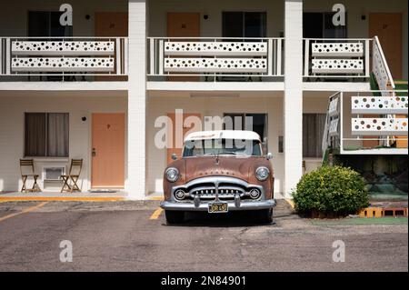 Vue de face d'un modèle Packard 300 classique stationné dans la rue Banque D'Images