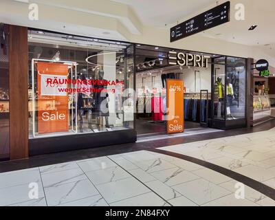 Berlin, Allemagne - 2 février 2023: Vue de face d'un magasin dans le centre commercial Gropius Passagen à Berlin. Banque D'Images